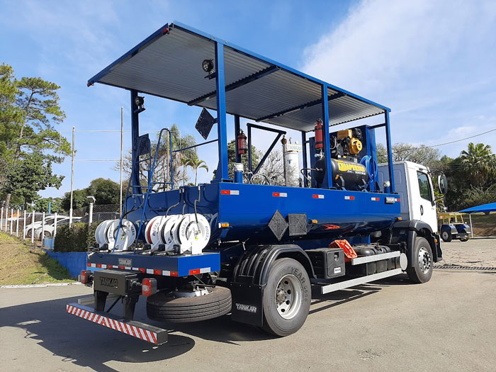 A Tankar oferece aos clientes Tanques para Caminhão Comboio de Lubrificação sob medida. Eles são fabricados com tecnologia de ponta e materiais de alta qualidade, projetados para se adaptarem perfeitamente aos seus caminhões. Entre em contato!