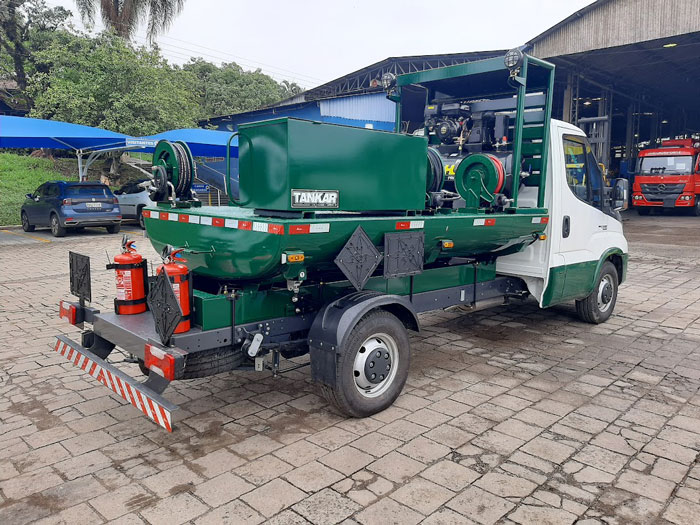 A Tankar oferece aos clientes Tanques para Caminhão Comboio de Lubrificação sob medida. Eles são fabricados com tecnologia de ponta e materiais de alta qualidade, projetados para se adaptarem perfeitamente aos seus caminhões. Entre em contato!